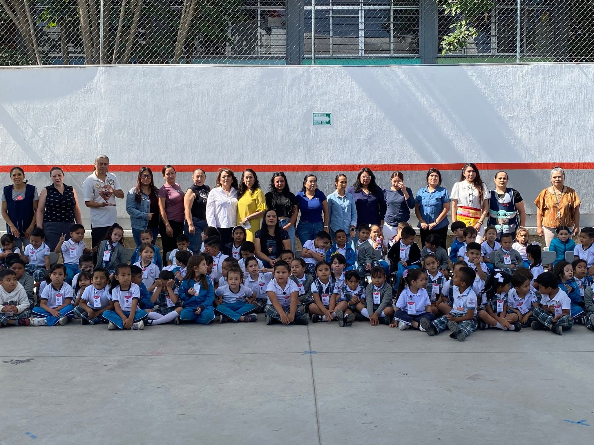 Comunidad escolar reunida después de una actividad de juegos tradicionales